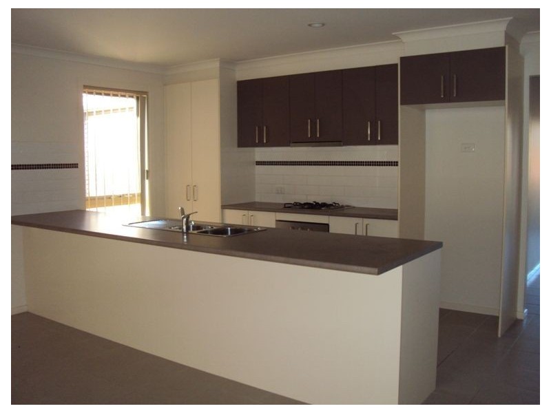 10 Wakenshaw Crescent, Pakenham VIC 3810