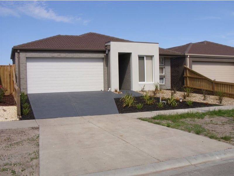 19 Ogle Way, Cranbourne North VIC 3977