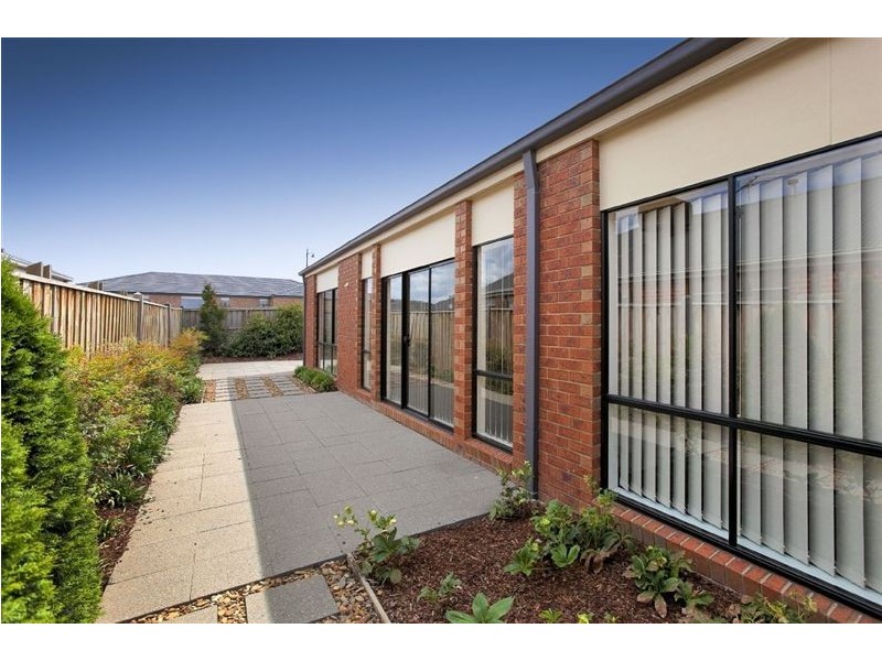 20 Fallingwater Drive, Pakenham VIC 3810