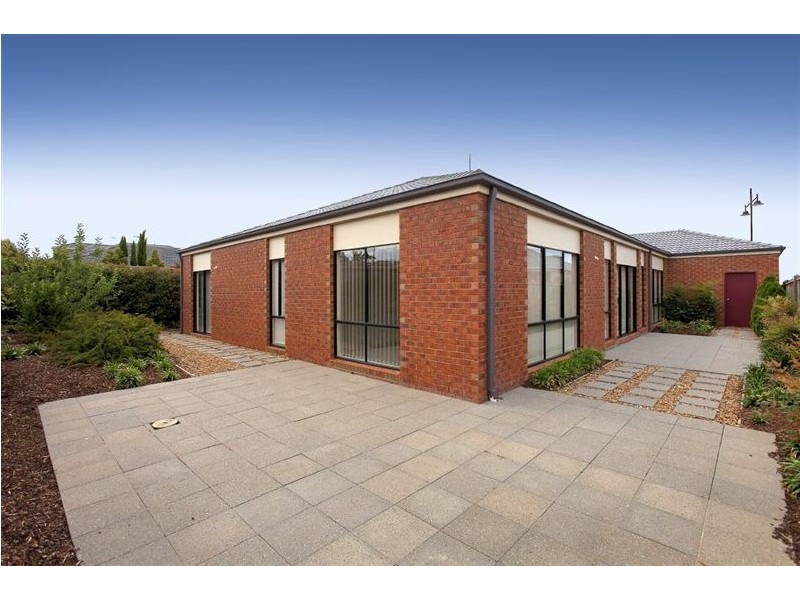 20 Fallingwater Drive, Pakenham VIC 3810