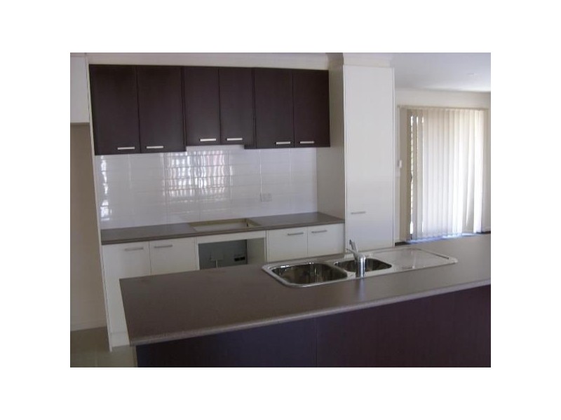 2/11-13 Elizabeth Street, Cranbourne North VIC 3977