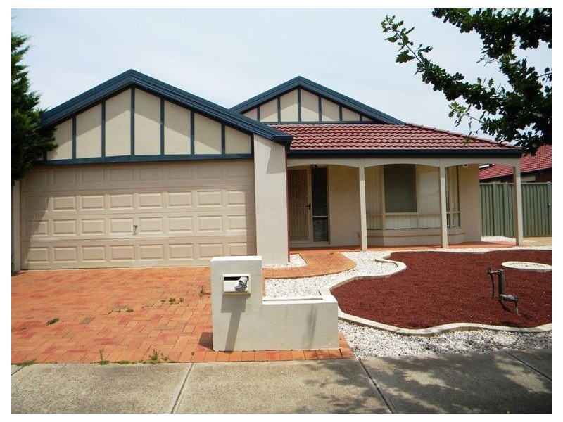 25 Hunt Club Boulevard, Cranbourne East VIC 3977