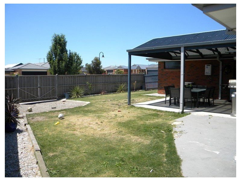 21 Yorkshire Drive, Cranbourne North VIC 3977