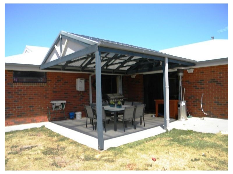 21 Yorkshire Drive, Cranbourne North VIC 3977