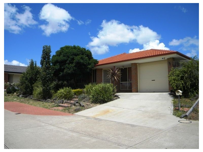 27 Genoa Way, Cranbourne West VIC 3977