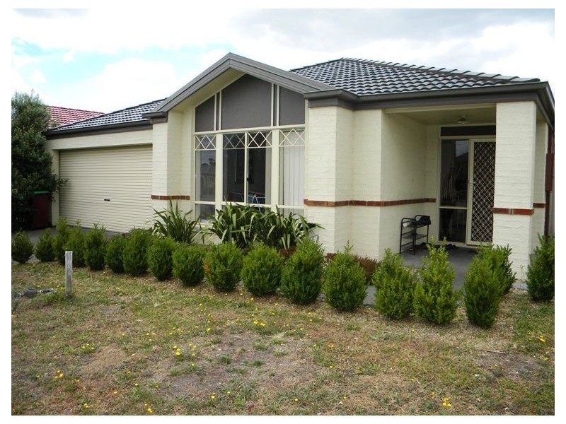 8 Thurvaston Crescent, Cranbourne East VIC 3977