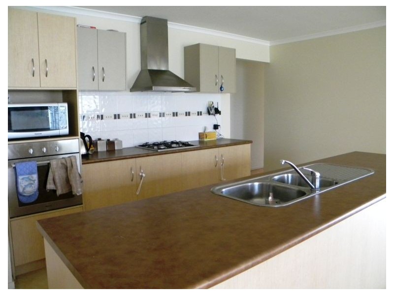 8 Thurvaston Crescent, Cranbourne East VIC 3977