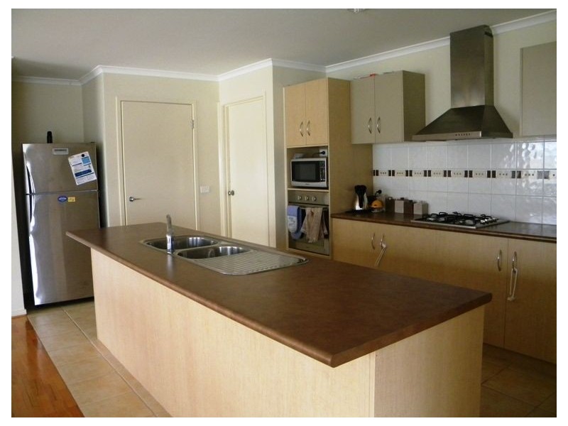 8 Thurvaston Crescent, Cranbourne East VIC 3977