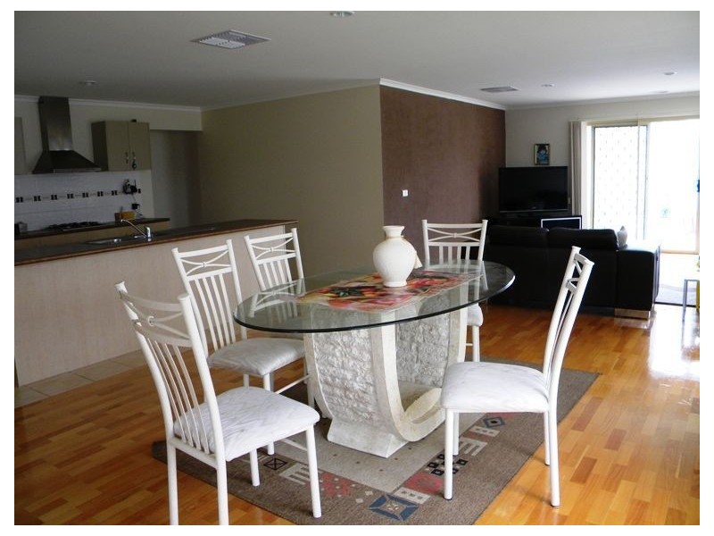 8 Thurvaston Crescent, Cranbourne East VIC 3977