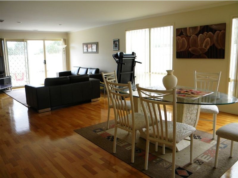 8 Thurvaston Crescent, Cranbourne East VIC 3977