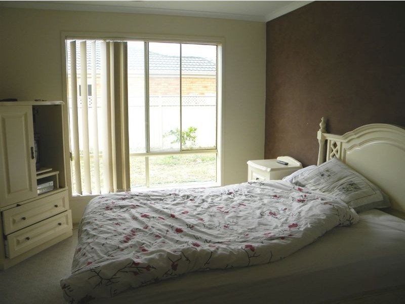 8 Thurvaston Crescent, Cranbourne East VIC 3977