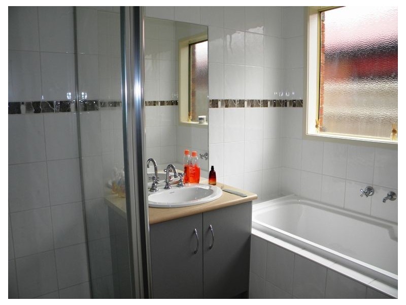 8 Thurvaston Crescent, Cranbourne East VIC 3977