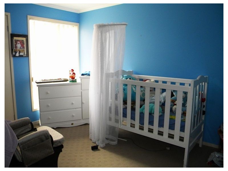 8 Thurvaston Crescent, Cranbourne East VIC 3977