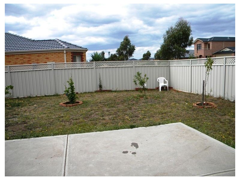 8 Thurvaston Crescent, Cranbourne East VIC 3977