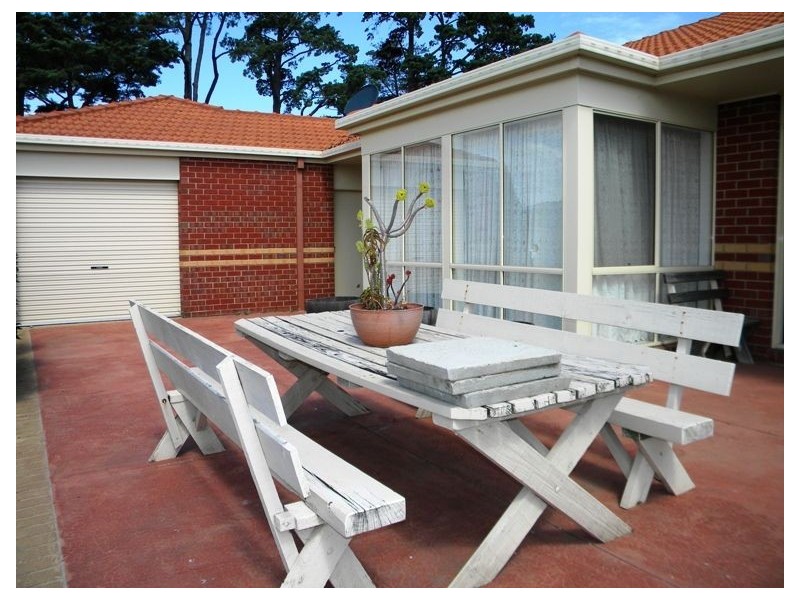 2 Clubhouse Crescent, Cranbourne East VIC 3977