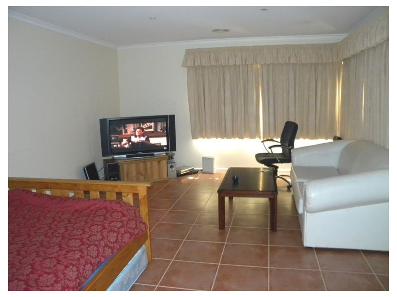 2 Clubhouse Crescent, Cranbourne East VIC 3977