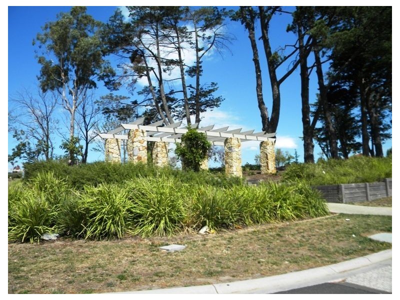 2 Clubhouse Crescent, Cranbourne East VIC 3977
