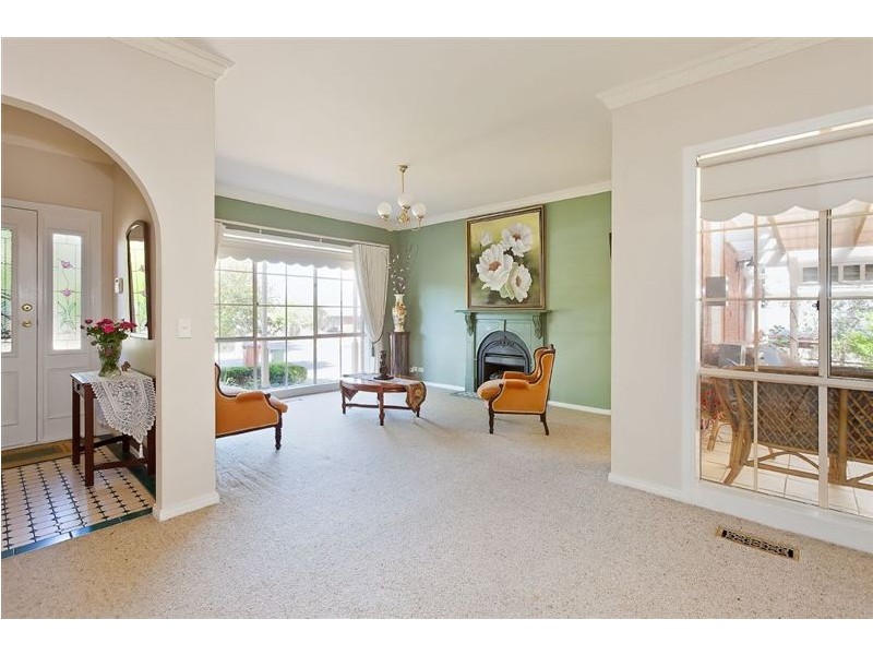 2 Hedgeley Drive, Berwick VIC 3806