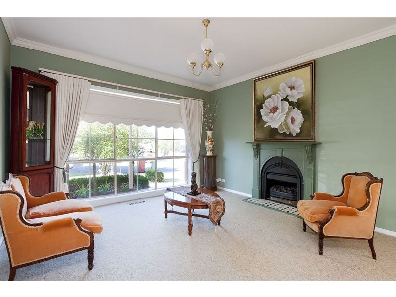 2 Hedgeley Drive, Berwick VIC 3806