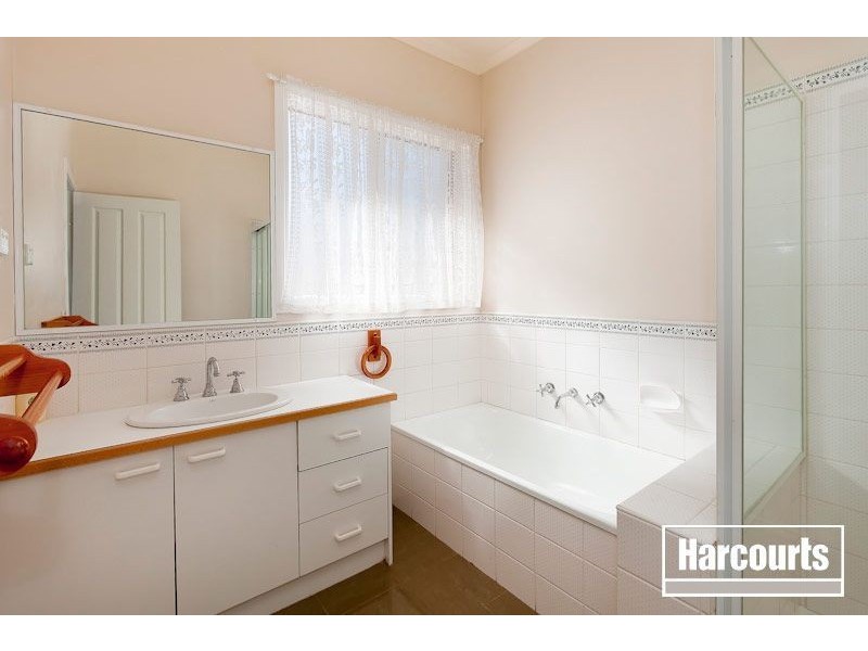 2 Hedgeley Drive, Berwick VIC 3806