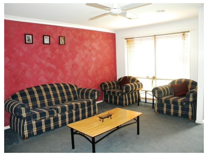 25 Staunton Walk, Cranbourne East VIC 3977