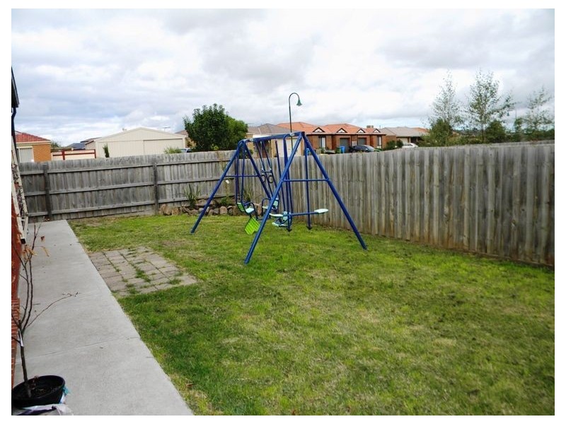 25 Staunton Walk, Cranbourne East VIC 3977
