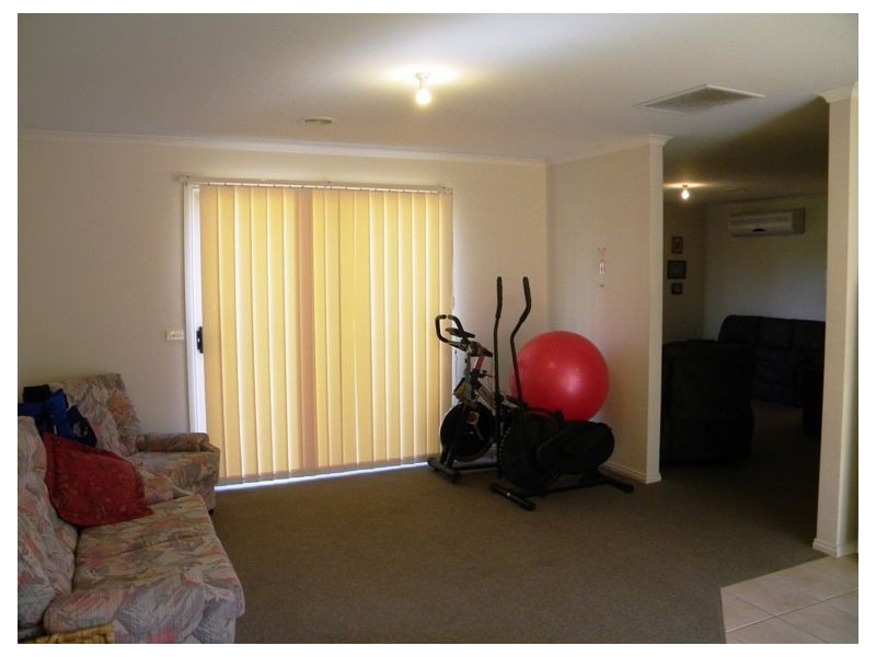 8 Fishburn Place, Cranbourne West VIC 3977