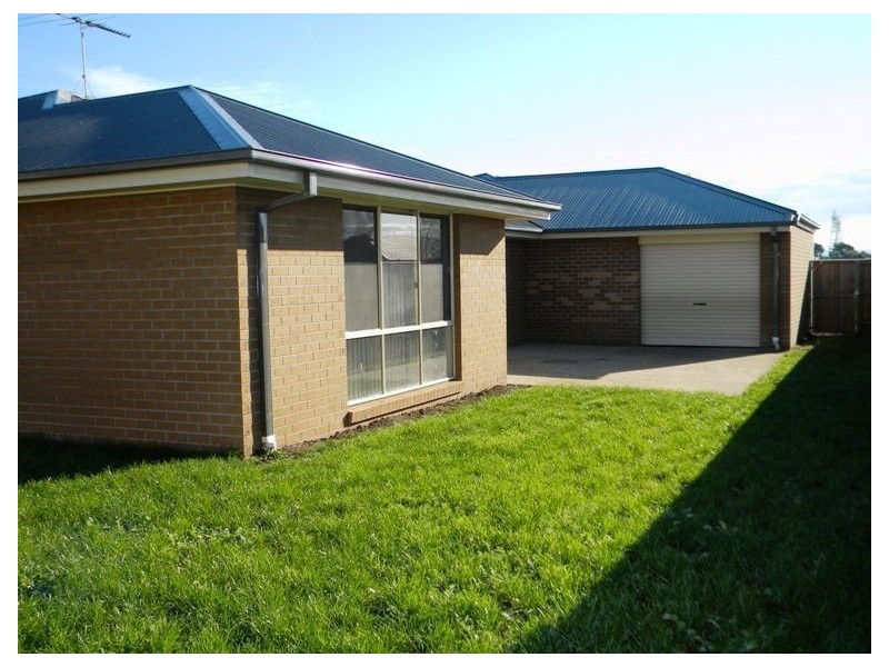 13 Ben Hall Street, Cranbourne East VIC 3977