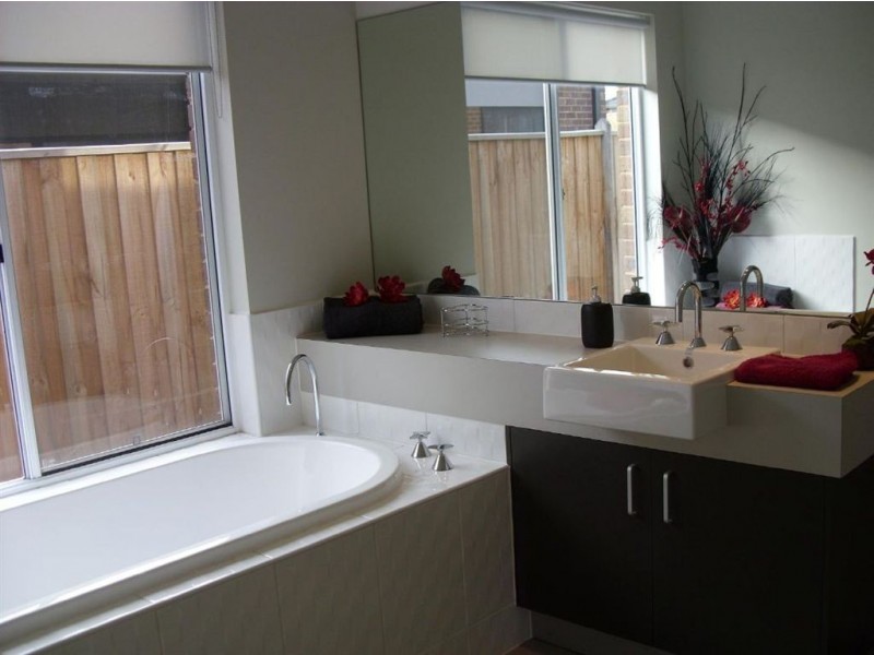 24 Baddeley Circuit, Cranbourne North VIC 3977