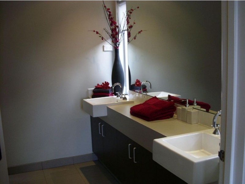 24 Baddeley Circuit, Cranbourne North VIC 3977