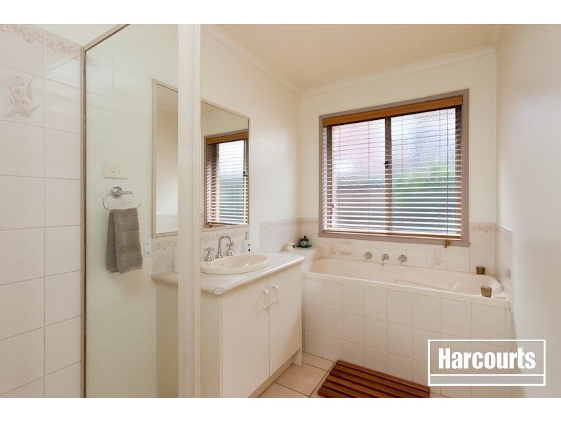 5 Henry Lawson Drive, Lynbrook VIC 3975