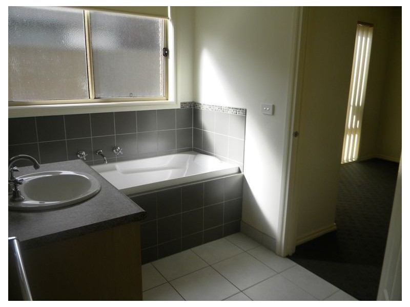 26 Mossman Drive, Cranbourne East VIC 3977