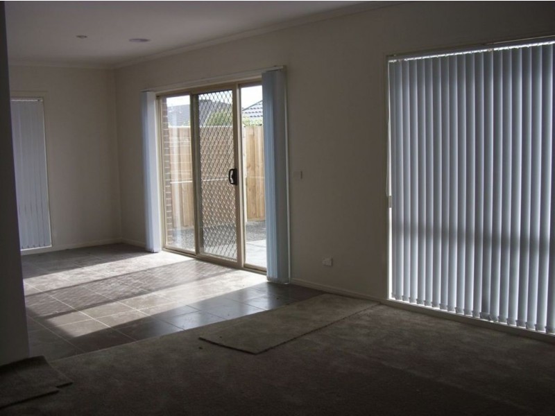 1 Aisbett Close, Lynbrook VIC 3975