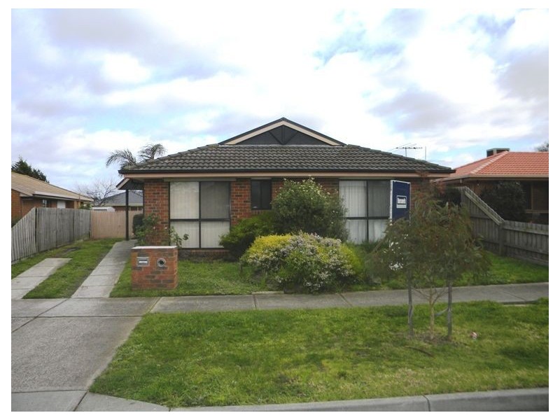 33 Josephine Avenue, Cranbourne North VIC 3977