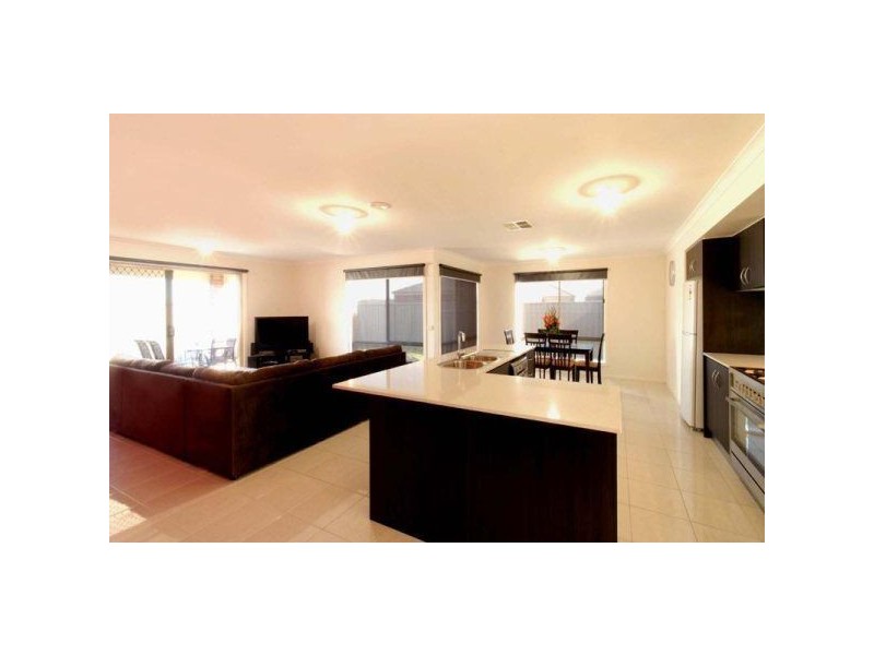 3 Northumbria Street, Cranbourne East VIC 3977