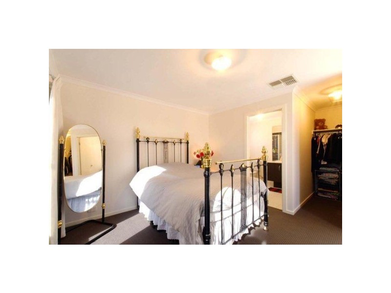 3 Northumbria Street, Cranbourne East VIC 3977