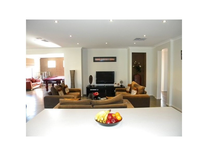 153 Rosebank Drive, Cranbourne North VIC 3977
