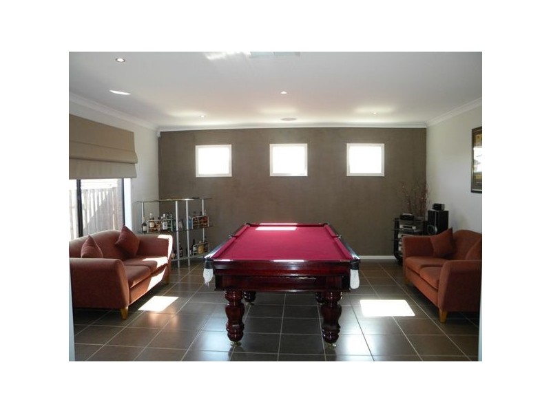 153 Rosebank Drive, Cranbourne North VIC 3977