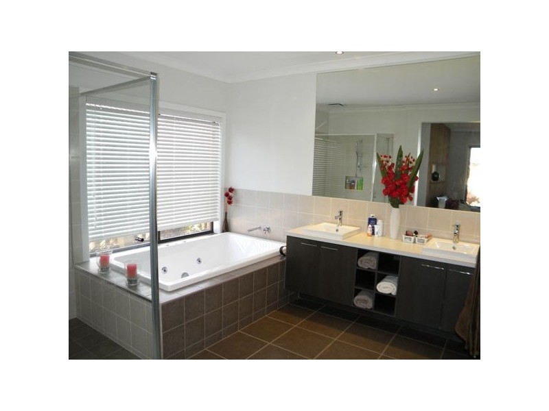 153 Rosebank Drive, Cranbourne North VIC 3977