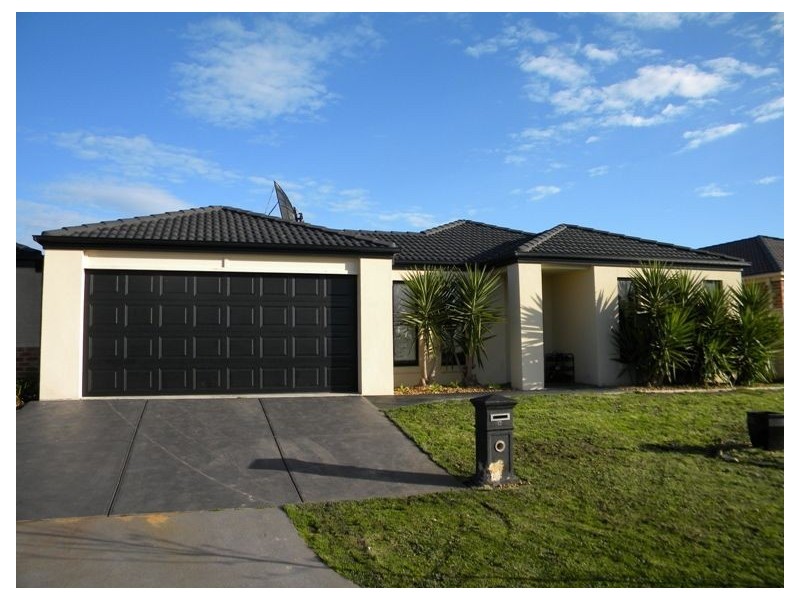 13 Barnby Grove, Cranbourne East VIC 3977