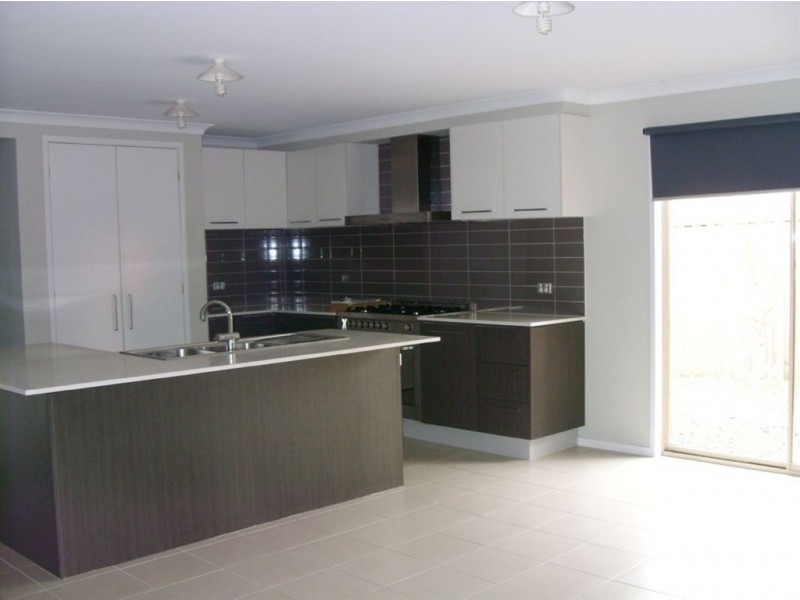 128 Rosebank Drive, Cranbourne North VIC 3977