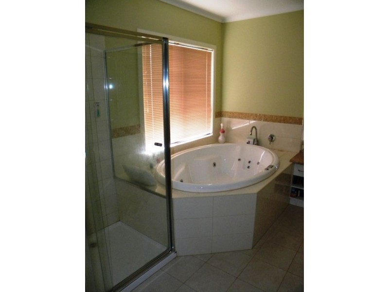 21 Weathertop Way, Cranbourne East VIC 3977