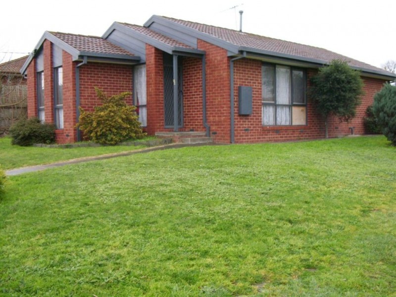 16 Ballanee Grove, Cranbourne VIC 3977