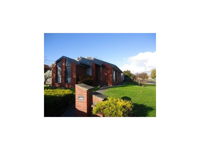 16 Ballanee Grove, Cranbourne VIC 3977