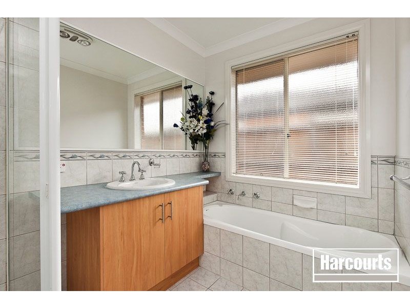 32 Meadowlands Way, Berwick VIC 3806