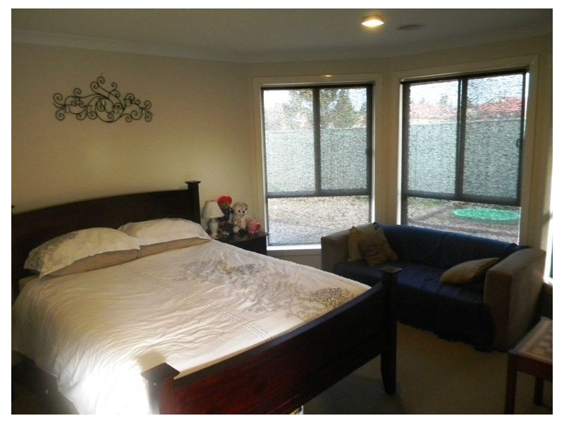 3 Houndsforth Avenue, Cranbourne East VIC 3977