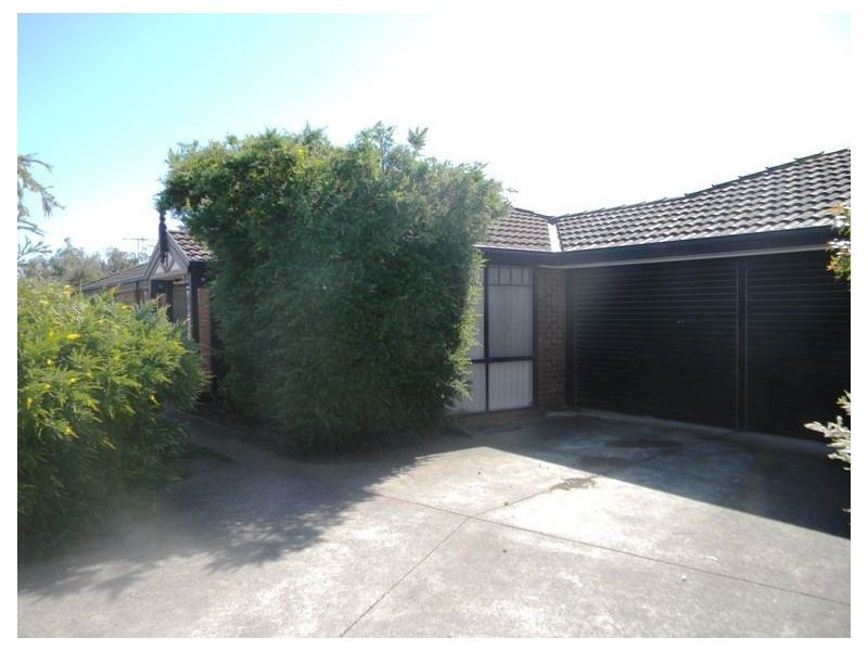 27 Josephine Avenue, Cranbourne North VIC 3977