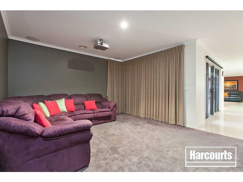 33 Sussex Avenue, Cranbourne VIC 3977