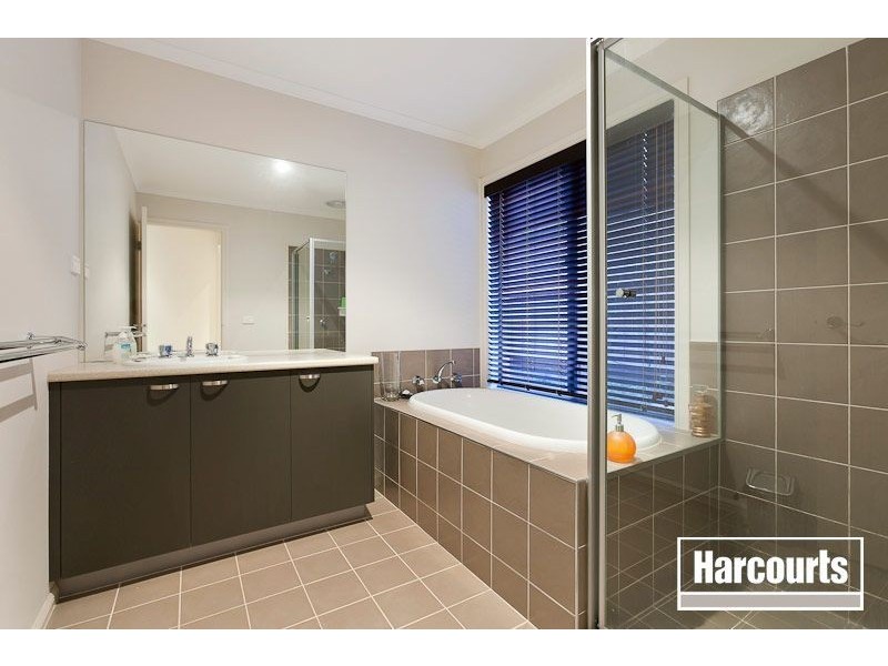 33 Sussex Avenue, Cranbourne VIC 3977