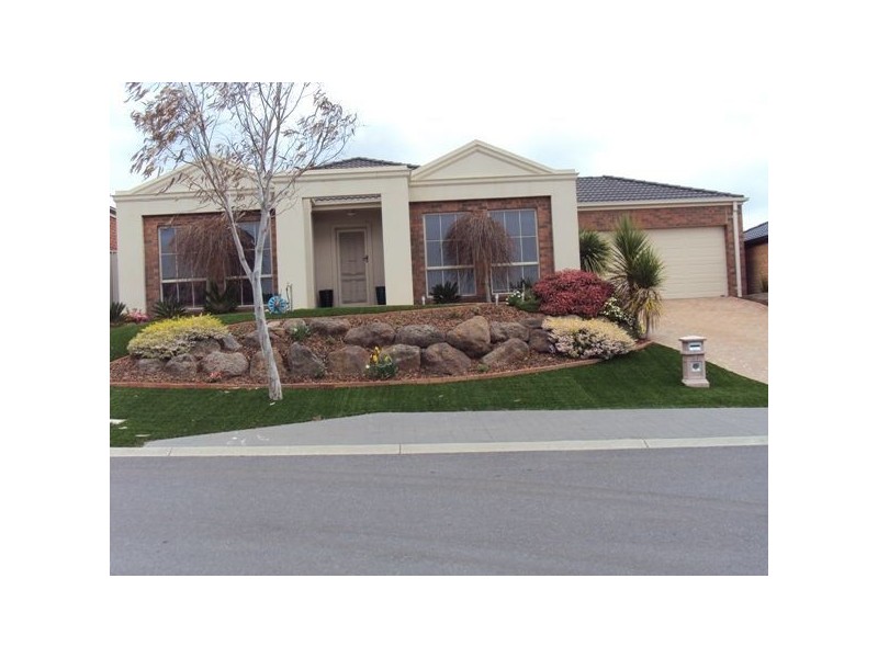 8 Cardiff Grove, Cranbourne VIC 3977